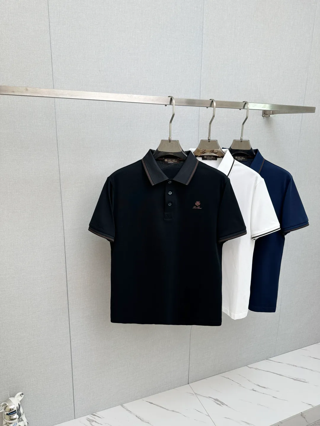 LP Spring and Summer New Arrival's first counter is the latest New Arrival lapel short-sleeved, refreshing and breathable. Premium customized design, avant-garde and fashionable! The brand logo is designed with heavy craftsmanship. It feels soft. It is comfortable to wear. It has exquisite counter-level stitching. It has fine workmanship. The upper body effect is incomparably handsome! A must-have item for a stylish man! Sizes:M-3XL